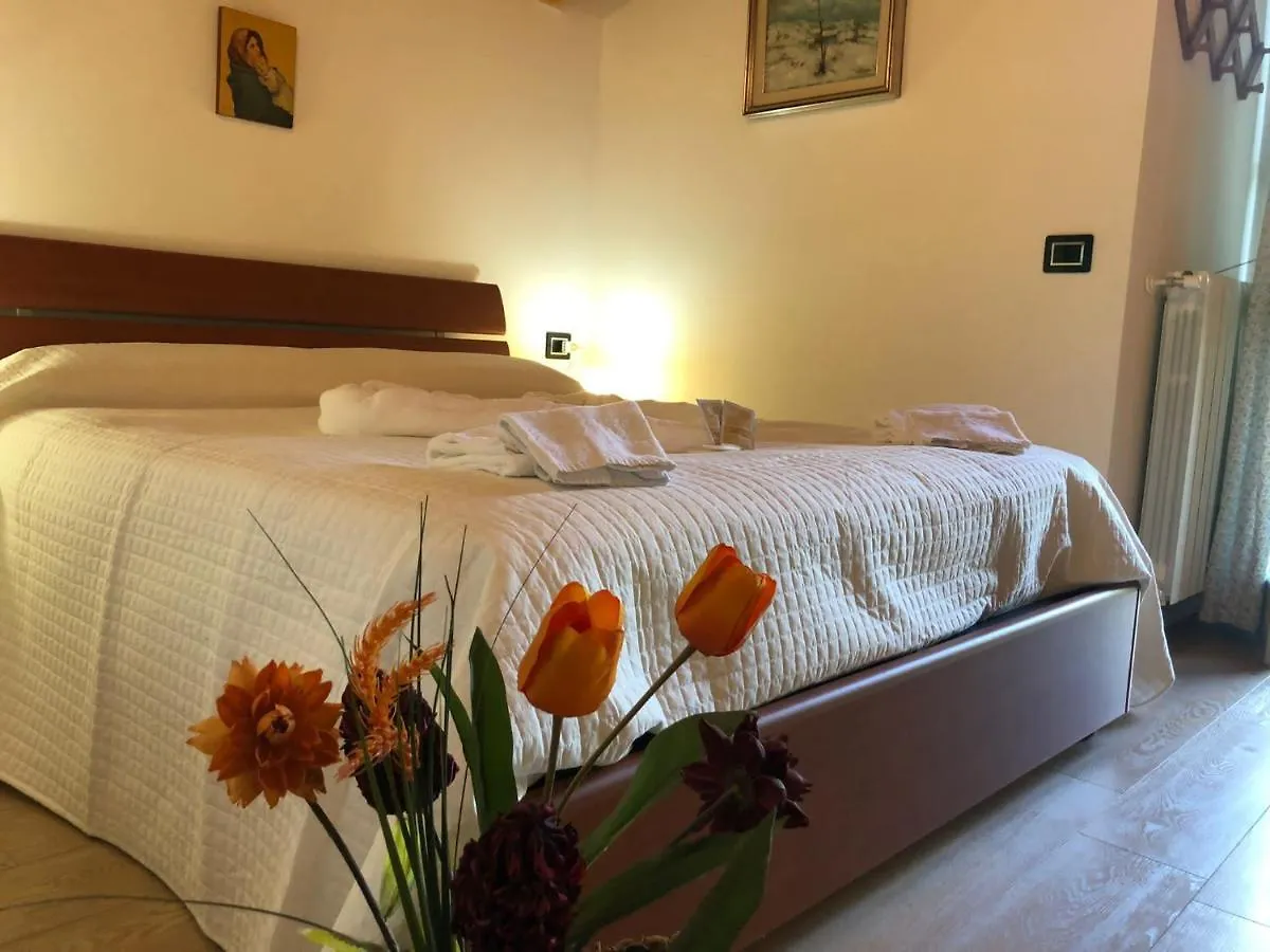 Apartment La Villetta In Residence Con Piscina E Vista Lago Parzanica